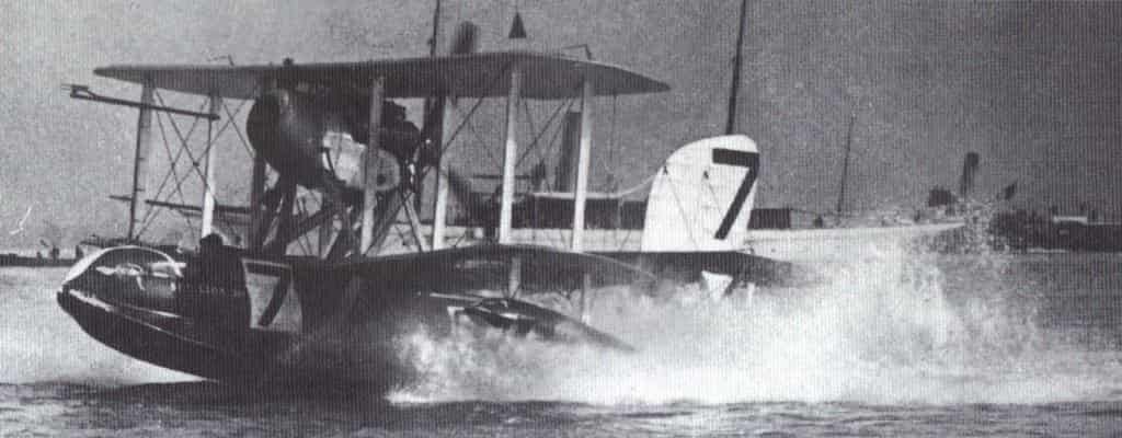 Представитель уходящего типажа гоночных гидропланов – летающая лодка Реджинальда Митчелла Супермарин «Си Лайон» III на гонках на Кубок Шнейдера – Коуз, 1923 г.